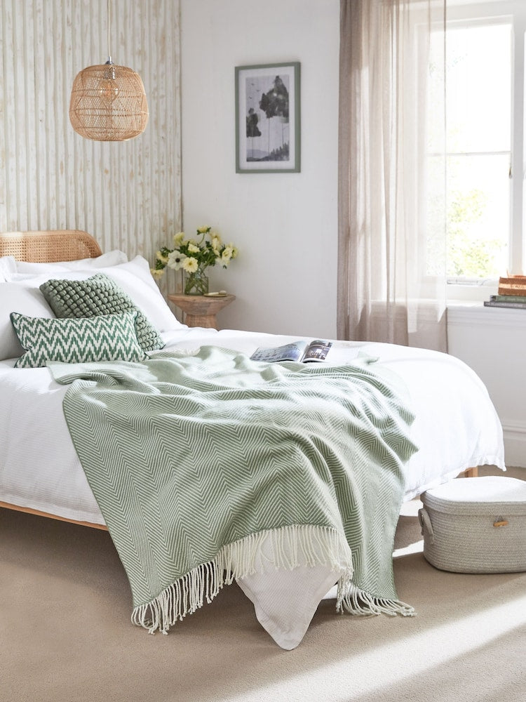 A Relaxed Finish for the Bed