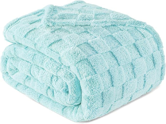 Exclusivo Mezcla King Size Flannel Fleece Blanket, Super Soft and Warm Lightweight Checkered Pattern Blankets for All Seasons, 90x104 Inches, Light Blue
