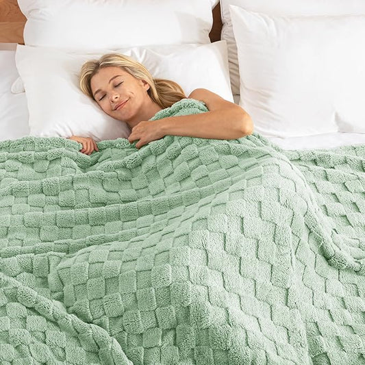 Exclusivo Mezcla King Size Flannel Fleece Blanket, Super Soft and Warm Lightweight Checkered Pattern Blanket for All Seasons, 90x104 Inches, Sage Green