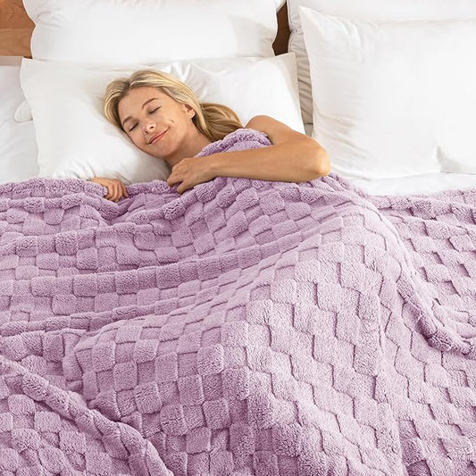 Exclusivo Mezcla Queen Size Flannel Fleece Blanket, Super Soft and Warm Lightweight Checkered Pattern Blanket for All Seasons, 90x90 Inches, Light Purple